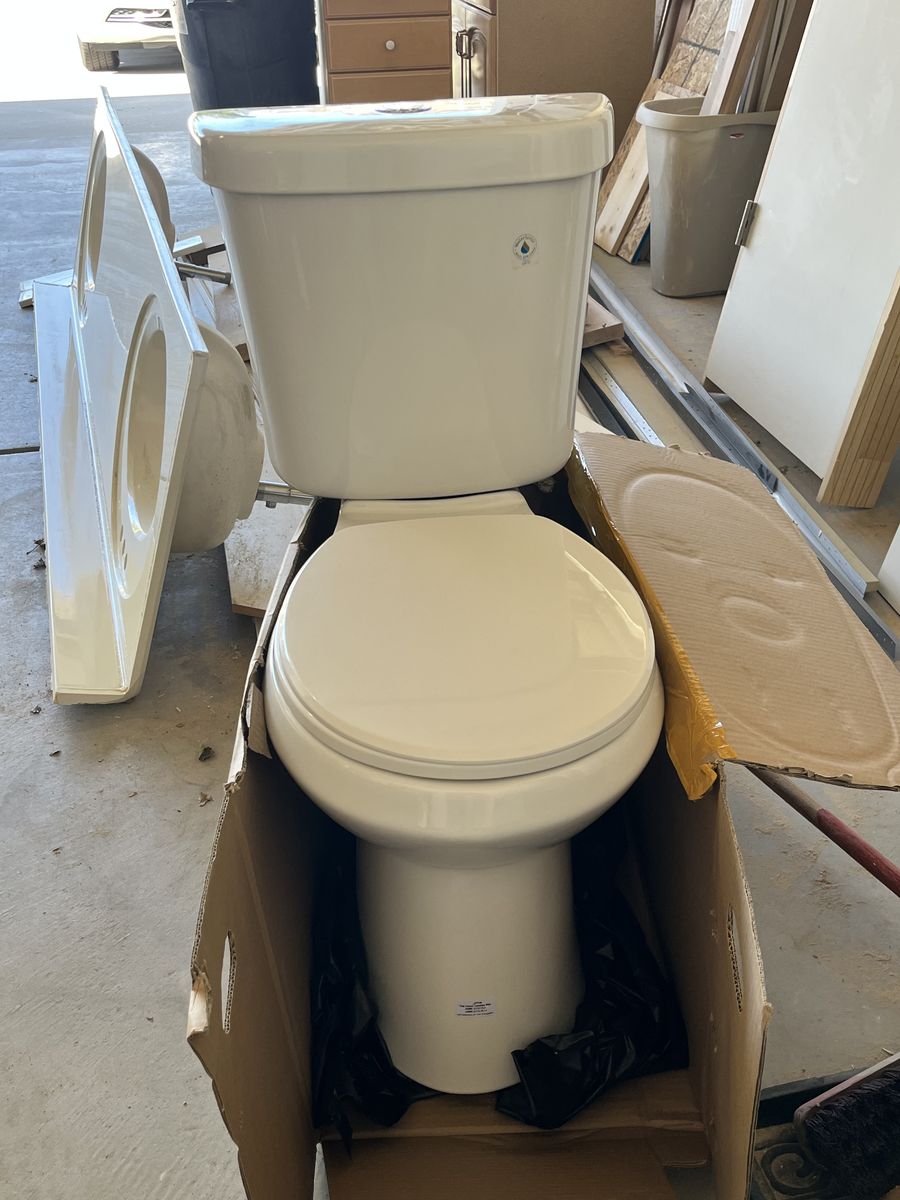NEARLY NEW Glacier Bay Toilet