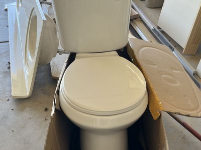 NEARLY NEW Glacier Bay Toilet