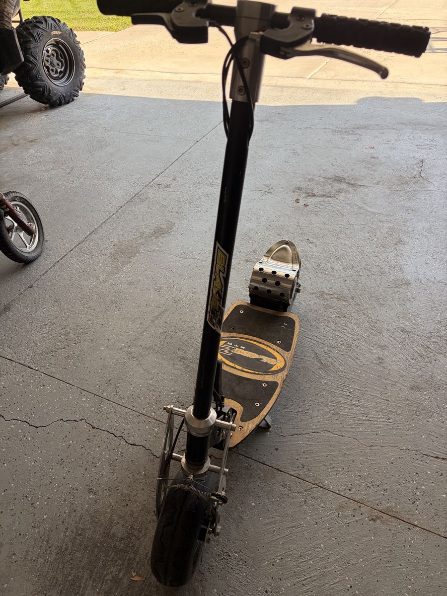 Blade Z XTR Scooter. Batteries are good. Runs great.