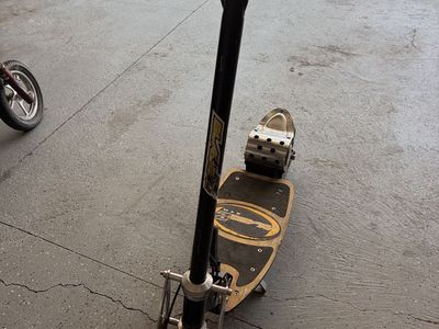 Blade Z XTR Scooter. Batteries are good. Runs great.
