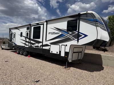 2021 Keystone Fuzion 429 Luxury Toy Hauler – Solar, MORryde Suspension, New Tires & Washer/Dryer