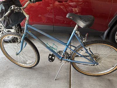 Schwinn Mirada Light Blue Vintage Bike with Front Basket and Water Bottle Holder