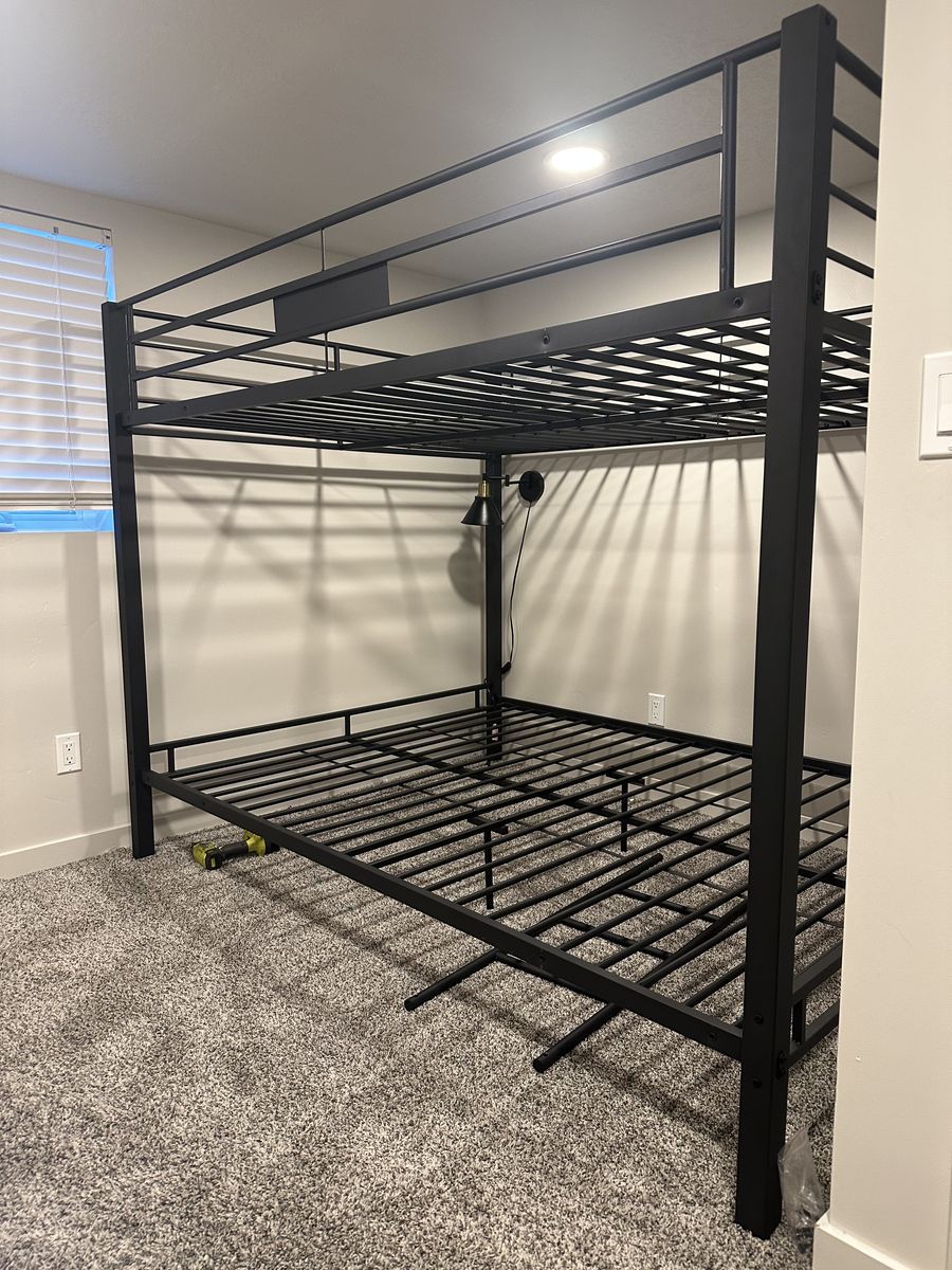 Queen On Queen bunkbeds Metal
