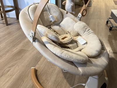Electric baby swing