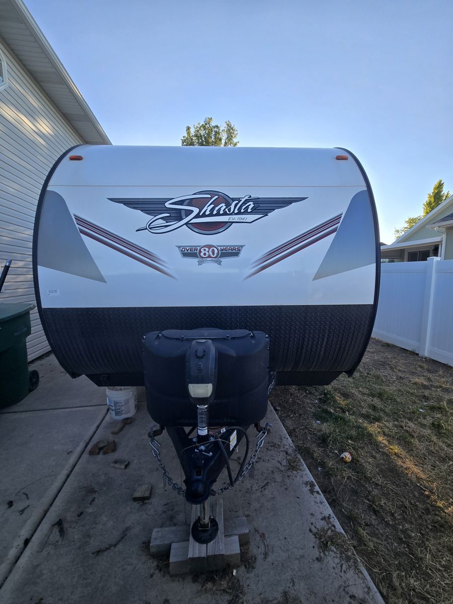 2022 Shasta 26DB Travel Trailer — Only Used Twice