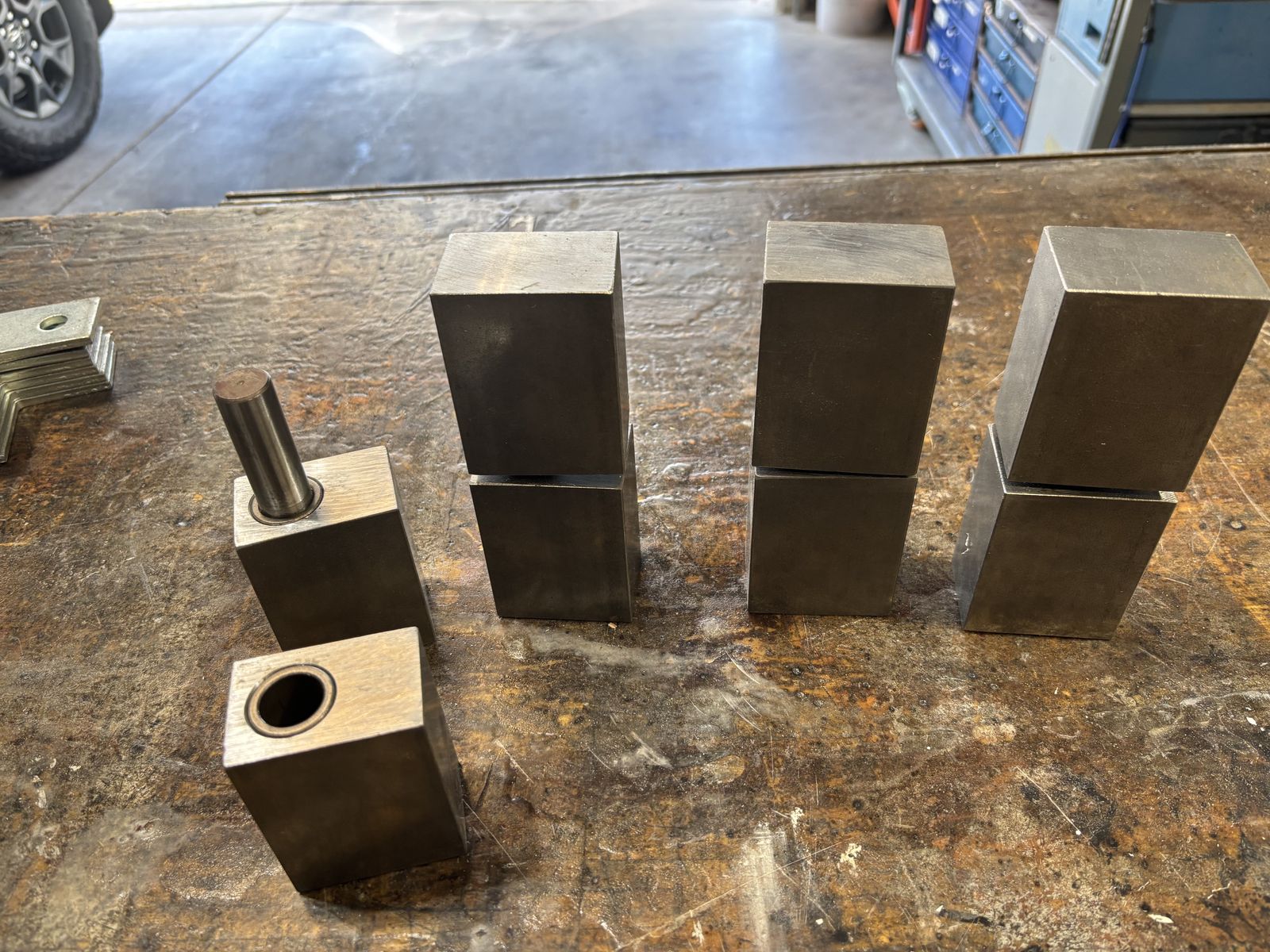Hinges block for heavy steel gates