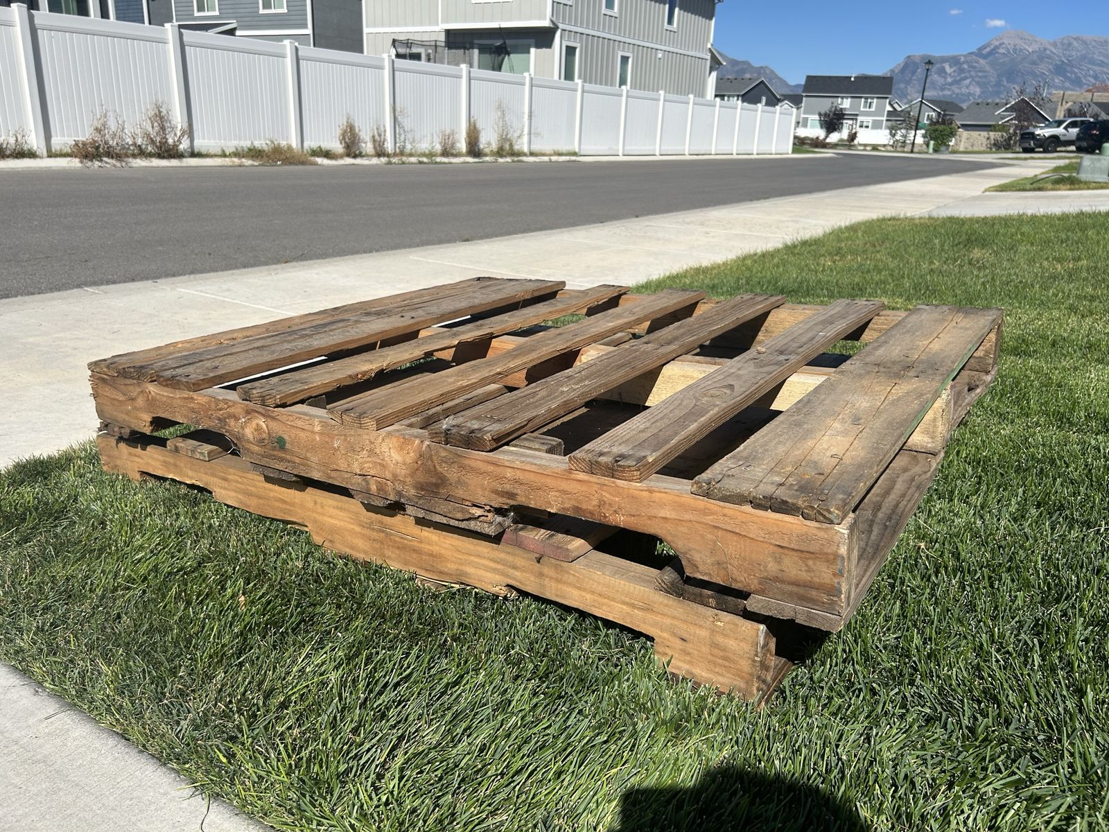 Free Sturdy Wooden Pallets for DIY Projects and Crafting