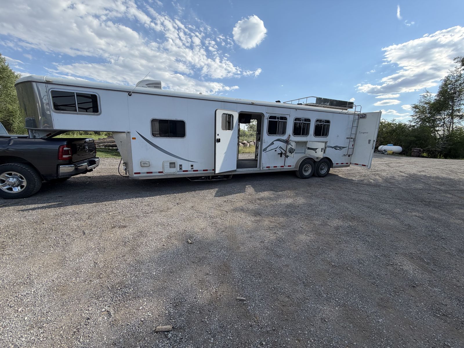 2004 Logan Coach LQ 4 horse trailer