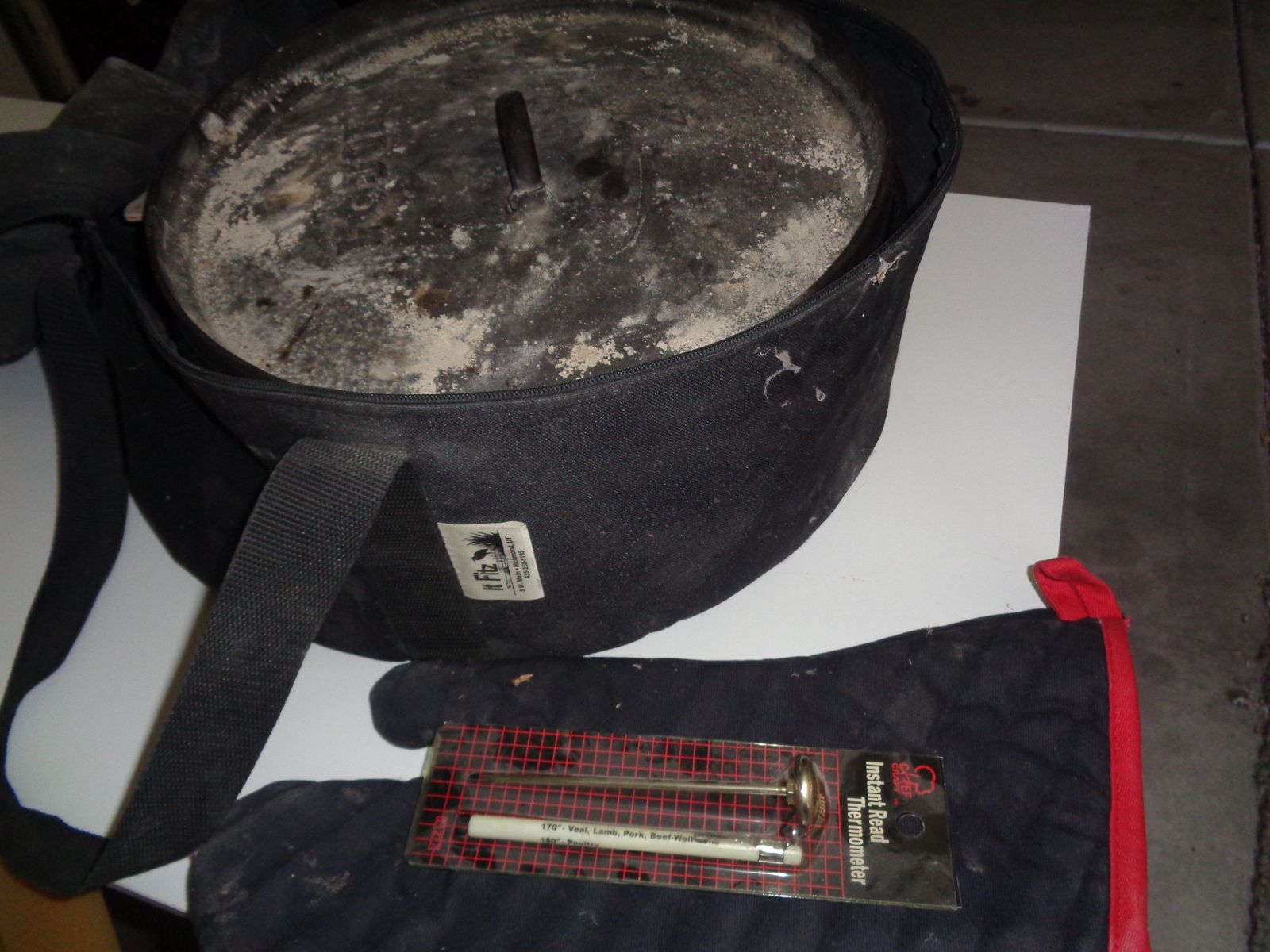 Lodge 14 " Dutch oven with carrying case