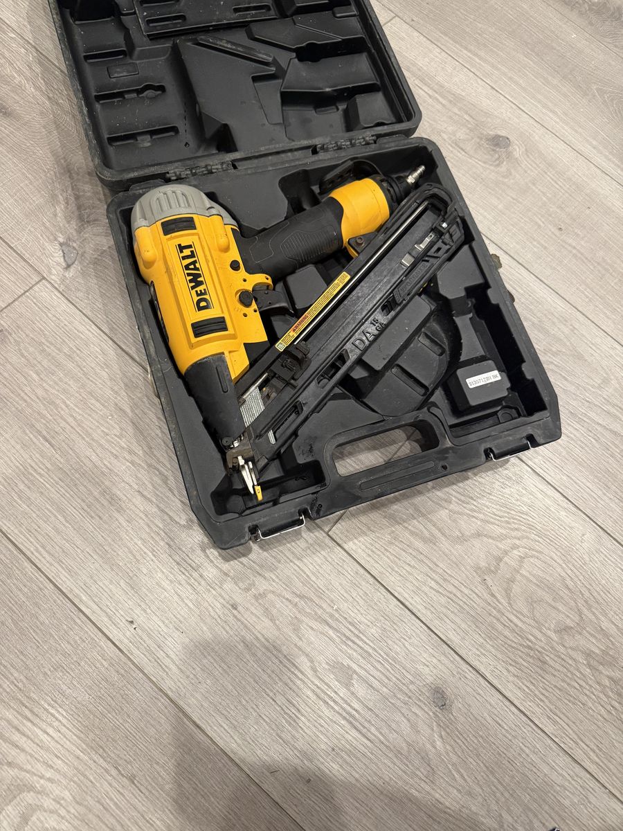 Dewalt Pneumatic 15-Gauge DA Nailer