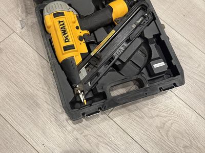 Dewalt Pneumatic 15-Gauge DA Nailer