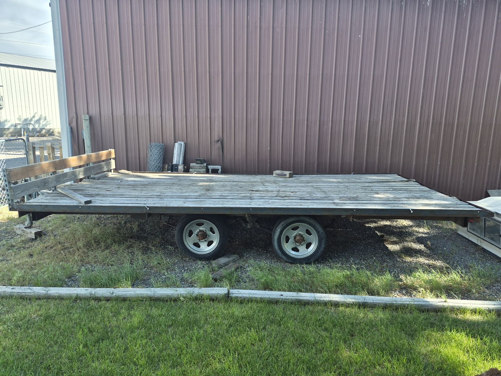 Flatbed utility trailer