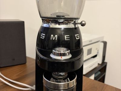 SMEG Conical Burr Coffee Grinder – Black (CGF01) – Excellent Condition