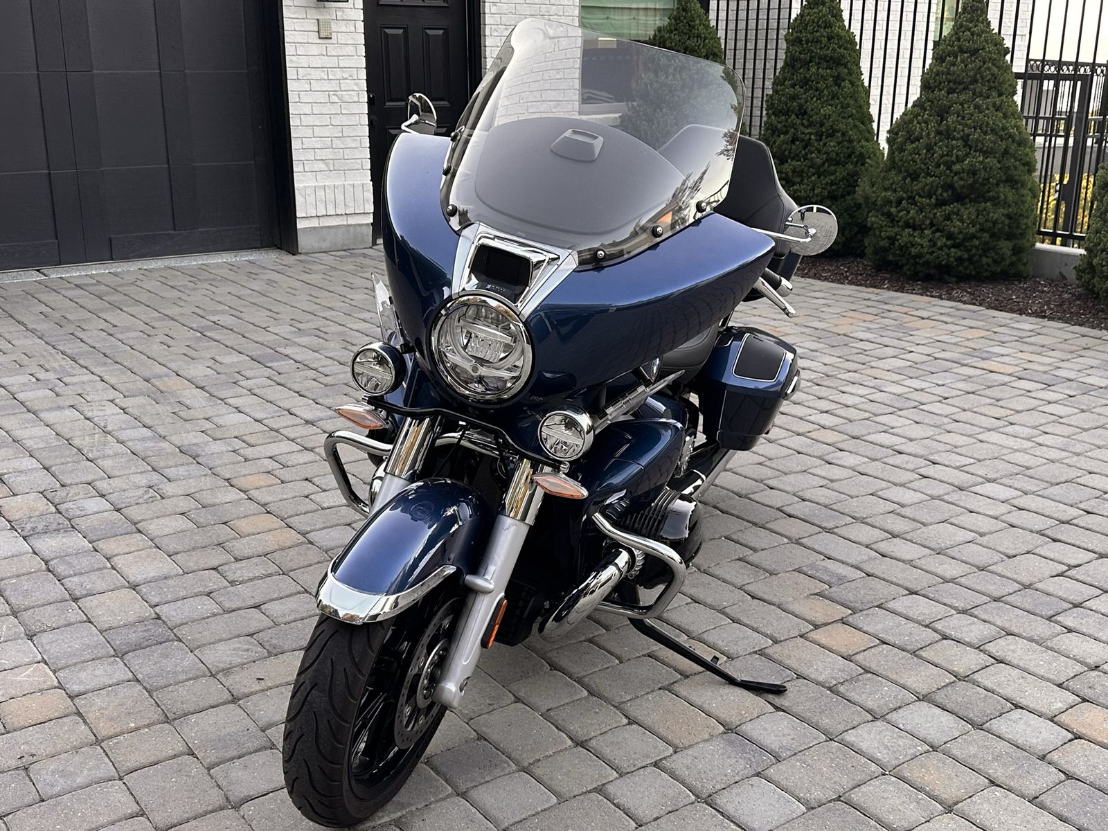BMW R18 Transcontinental Touring. Gravity Blue Metallic. Like New. 1,411 miles.