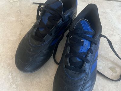 kids soccer shoes - adidas - size 1