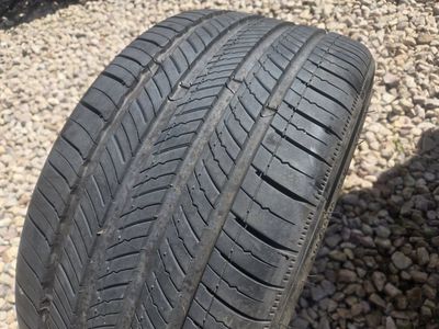 255 35 19" Michelin Tire