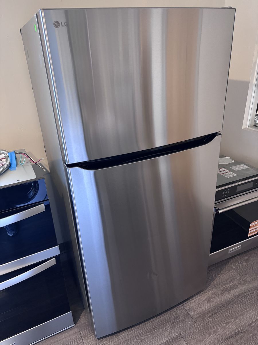 LG 24cu.ft Top Freezer Refrigerator