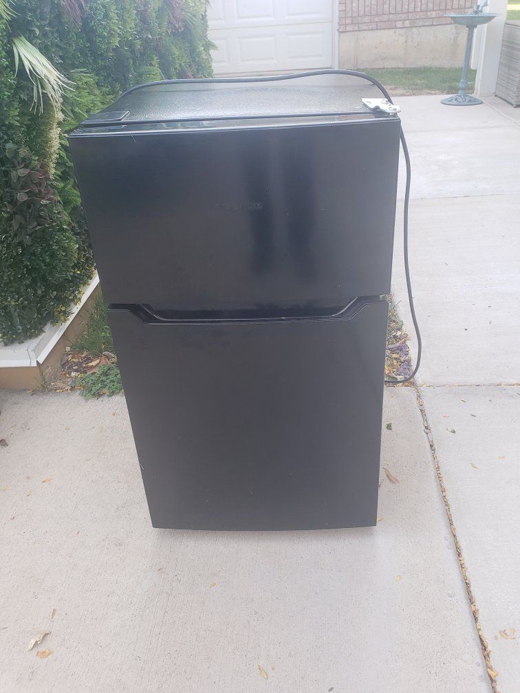 Hisense Compact Refrigerator Black Double Door Mini Fridge