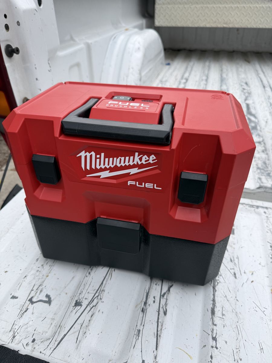 Milwaukee M12 wet/dry vac