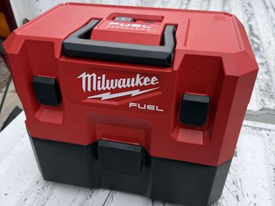 Milwaukee M12 wet/dry vac
