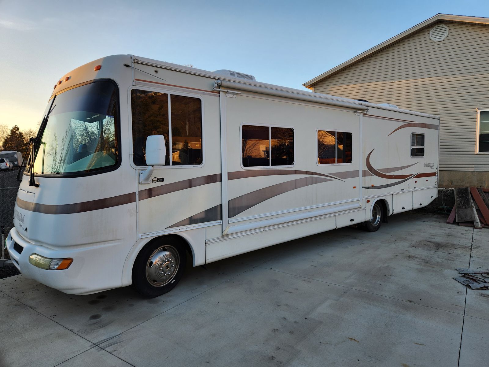 2002 Damon 3270 MotorHome