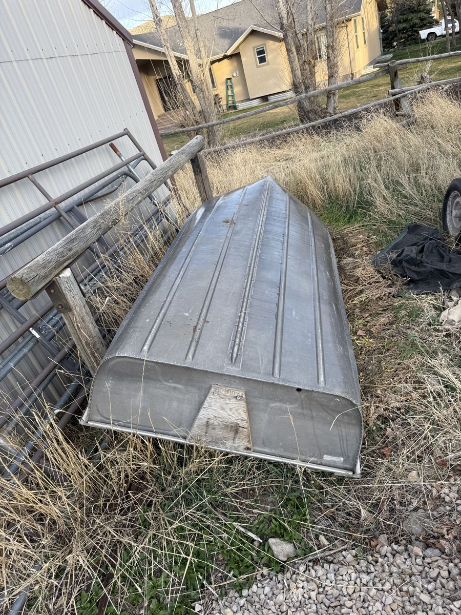 Aluminum fishing boat