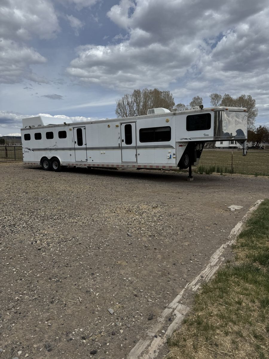 2000 living quarters horse trailer sundowner