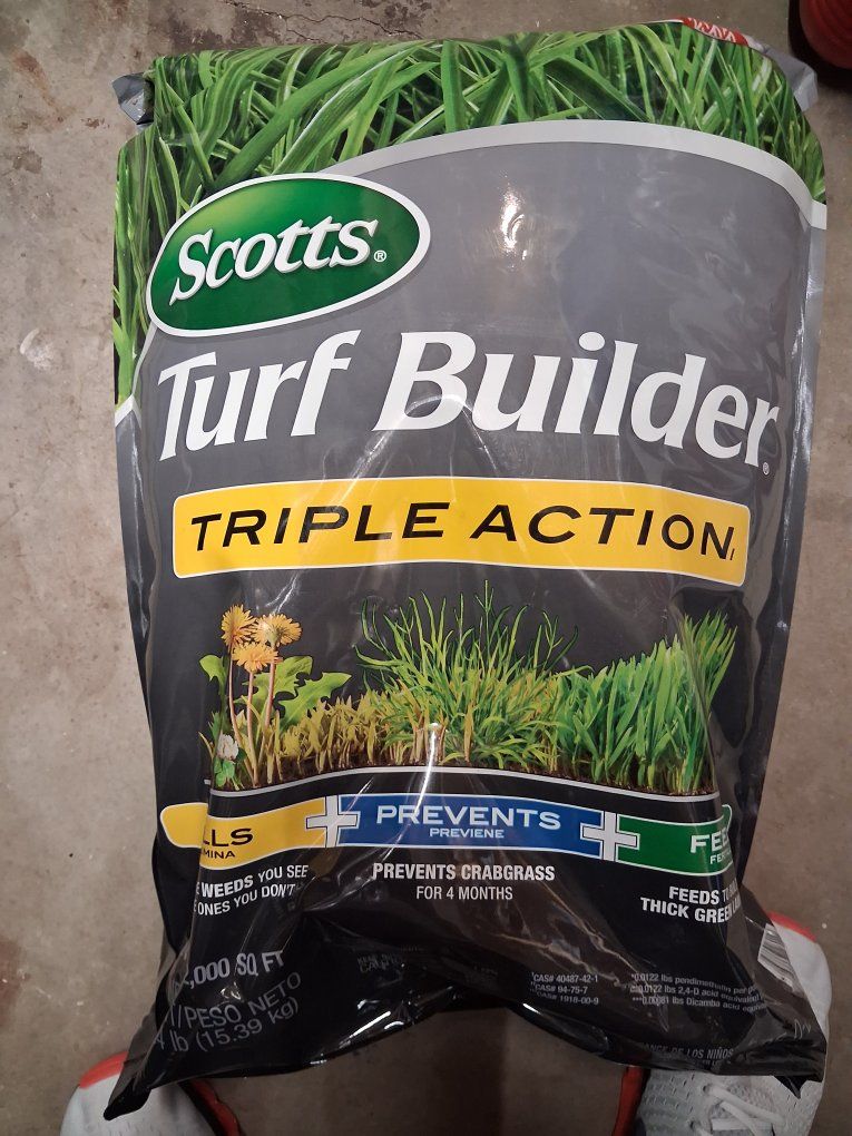 Scotts Turf Builder Triple Action Lawn Fertilizer - 15.39 kg, Covers 12,000 Sq Ft