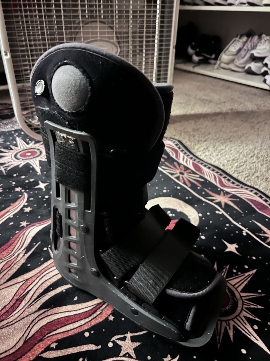 Maxtrax Post surgical Boot Right Foot size small