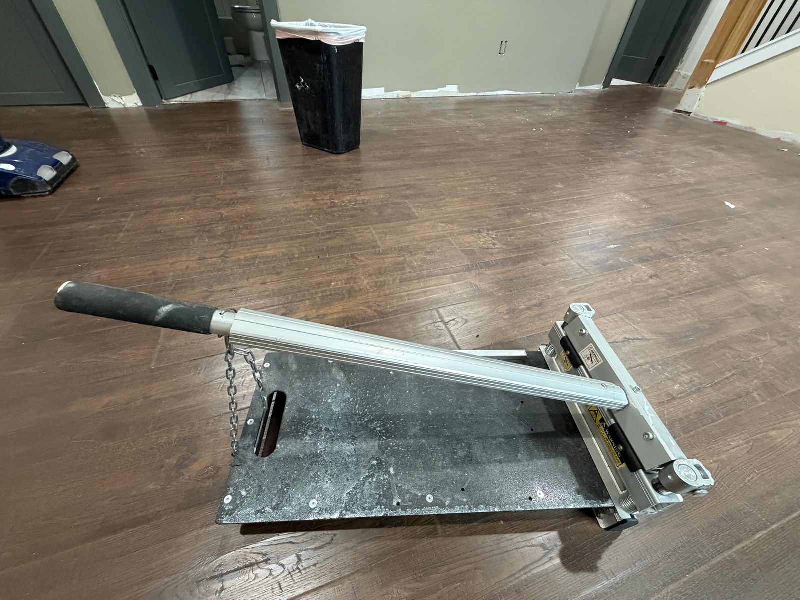 Laminate flooring cutter - dull blade