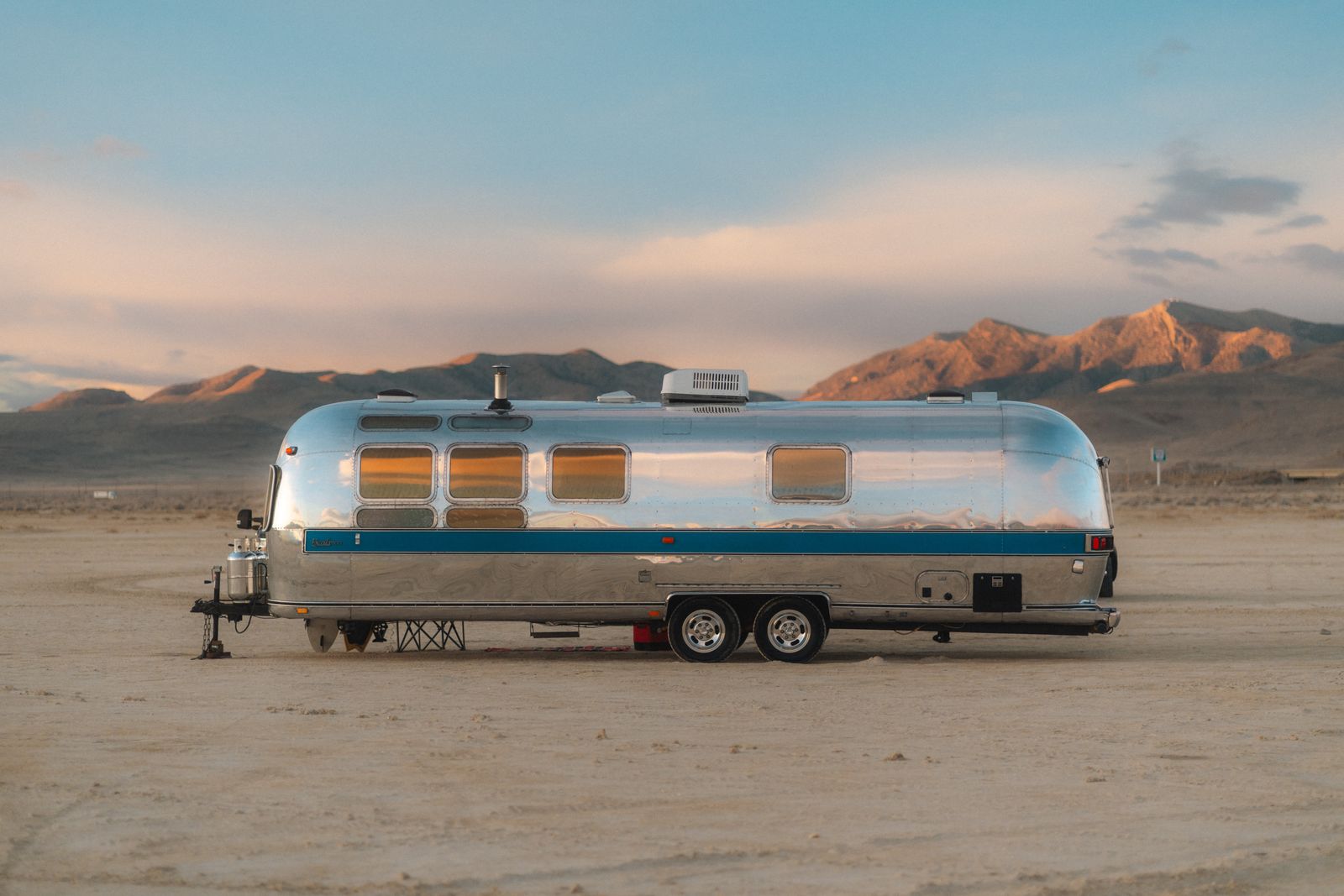 Restored 1977 Airstream Excella 500 – 31 Ft.