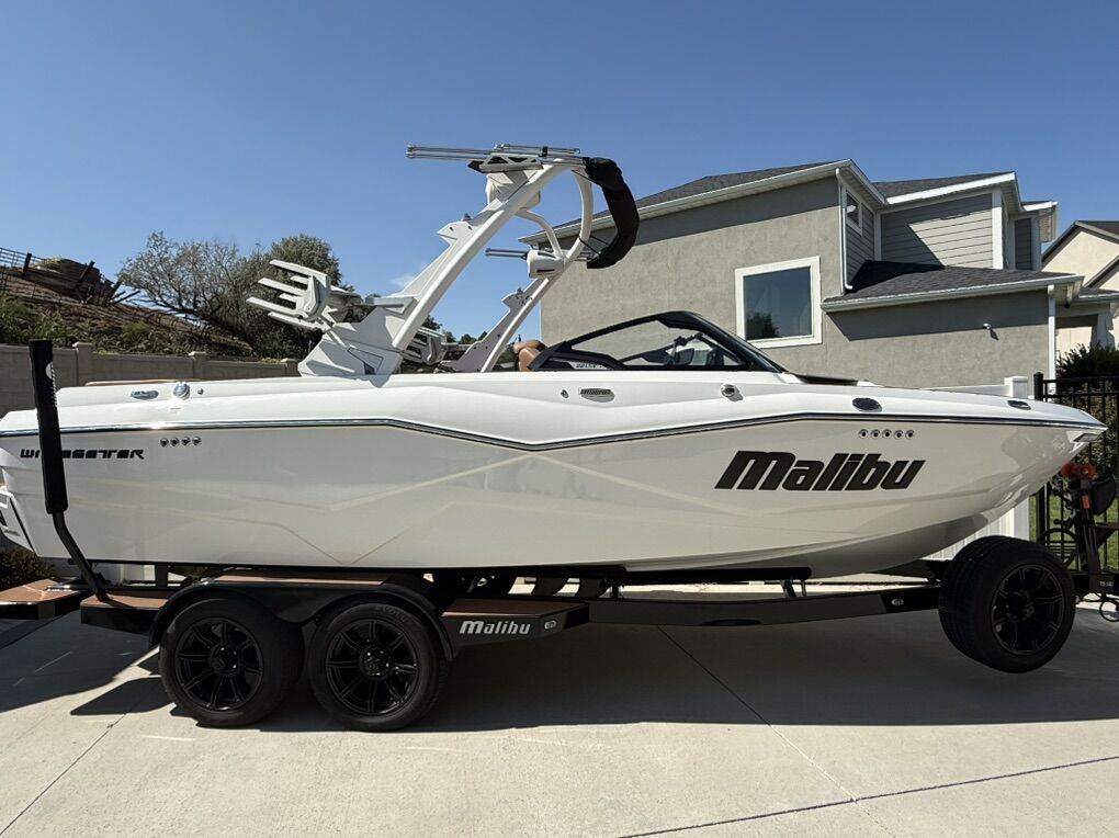 2024 Malibu 22' LSV wakesurf Boat Like New White