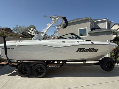 2024 Malibu 22' LSV wakesurf Boat Like New White