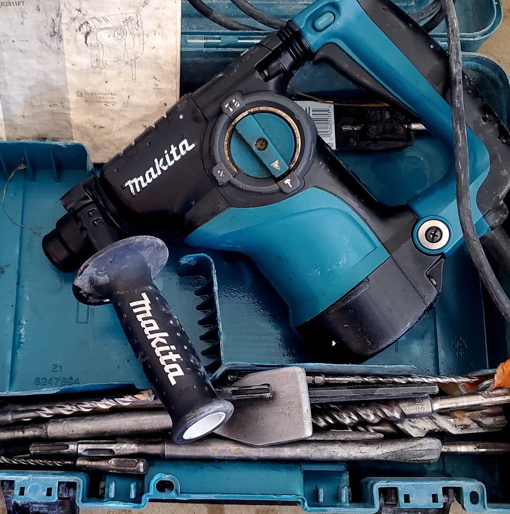 Makita HR2470 SDS-Plus Rotary Hammer Drill – 780W – Case & Accessories Included