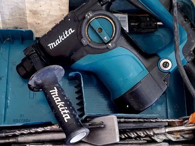 Makita HR2470 SDS-Plus Rotary Hammer Drill – 780W – Case & Accessories Included