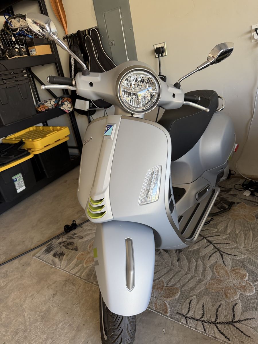 2023 Vespa GTS 300 HPE Tech Scooter - Grey, 1k Miles, Like New, Clean Title