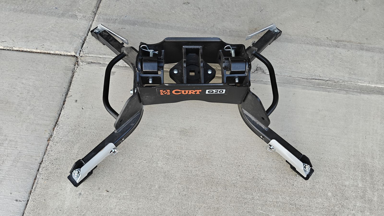 Curt 20k 5th wheel hitch for Ram puck system