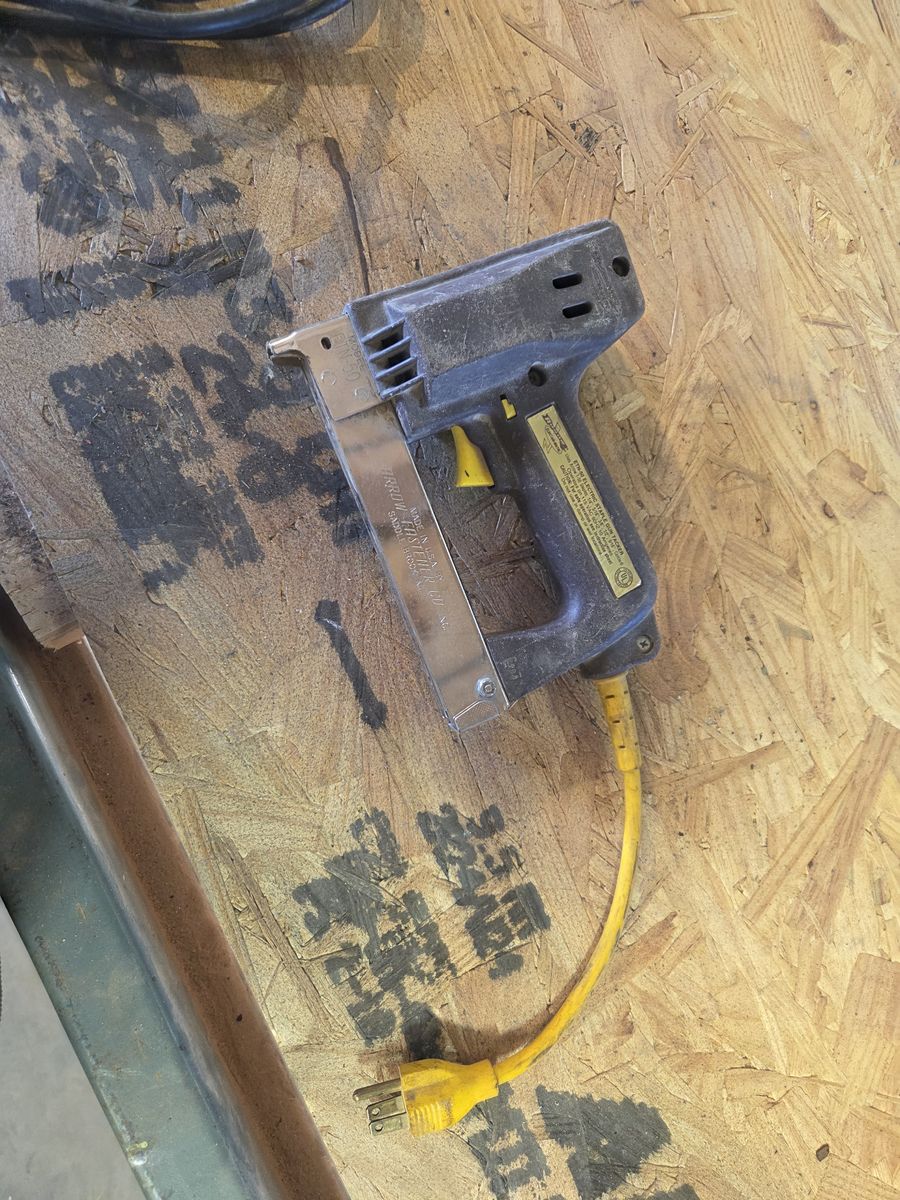 Electric stapler tool