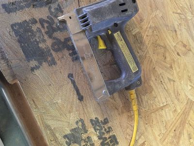 Electric stapler tool