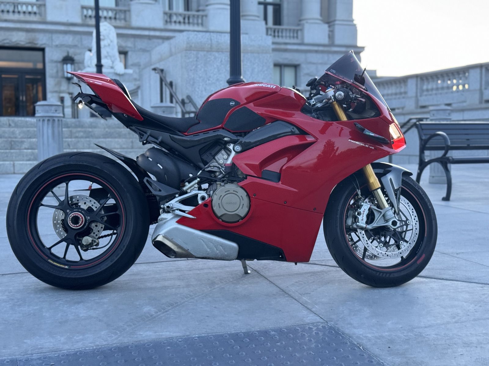 2018 Ducati Panigale V4S - Excellent condition - Lots of extras!