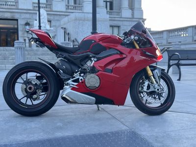 2018 Ducati Panigale V4S - Excellent condition - Lots of extras!