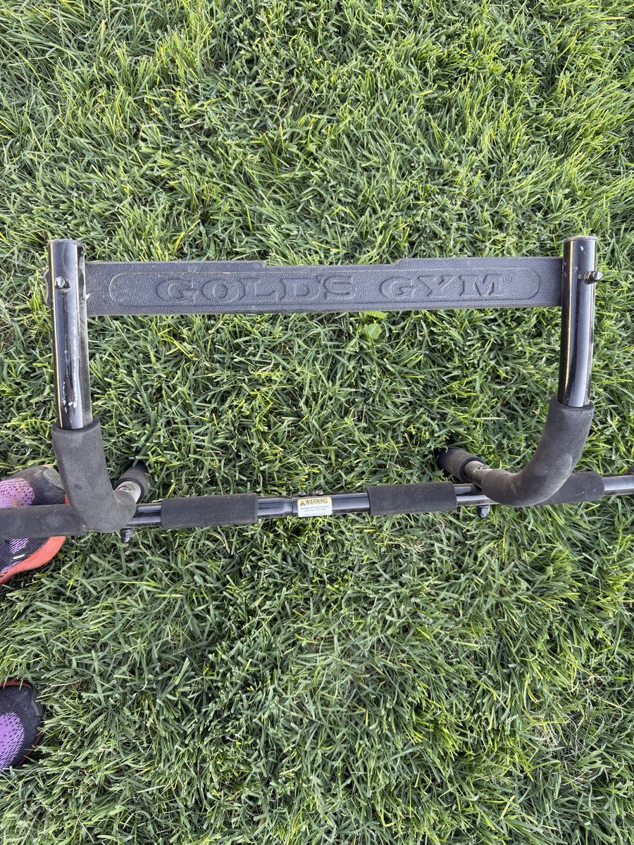 Gold's Gym Doorway Pull-Up Bar Upper Body Workout Bar