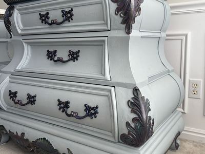 Bombay chest