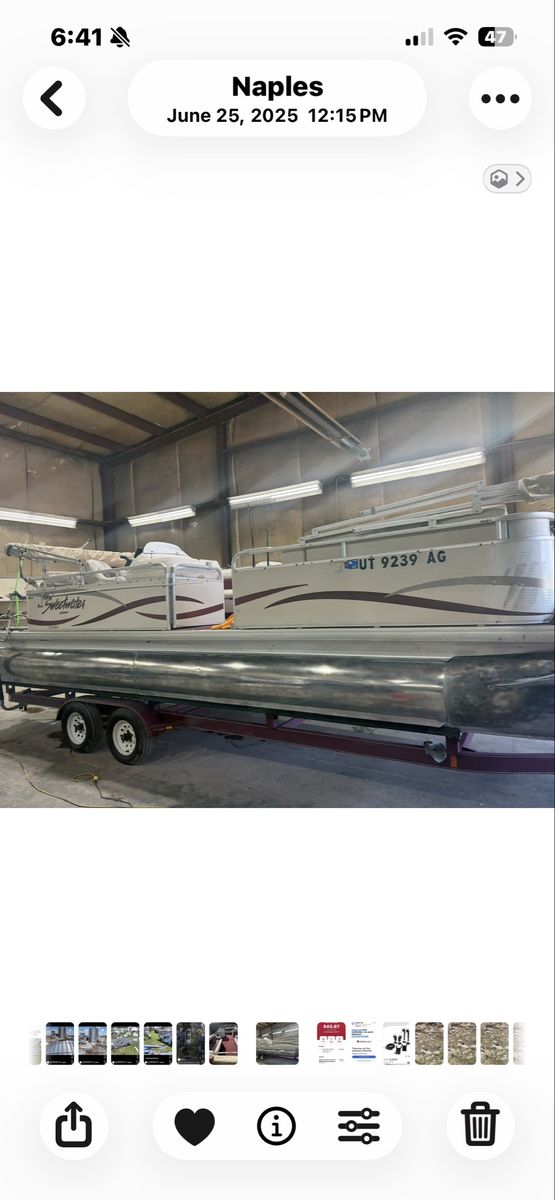 Pontoon boat