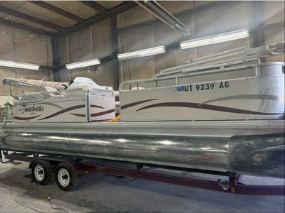 Pontoon boat
