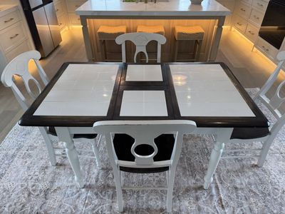 Kitchen table with 4 chairs and self storing leaf