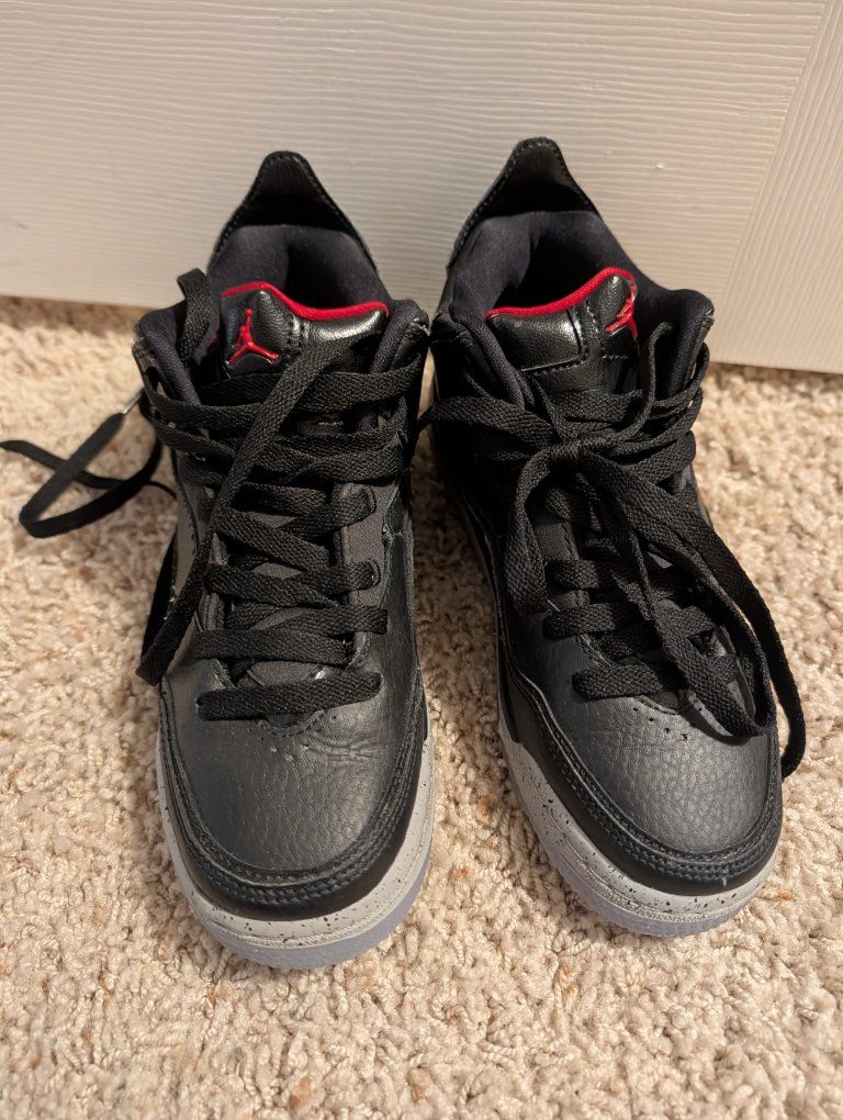 Nike Jordans Black Size 3.5Y Possibly mismatched