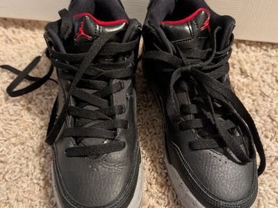 Nike Jordans Black Size 3.5Y Possibly mismatched
