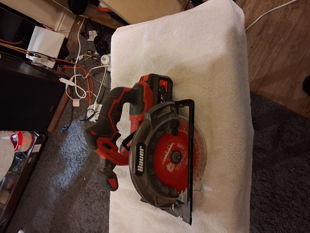 6 1/2 inch Cordless circular saw and battery