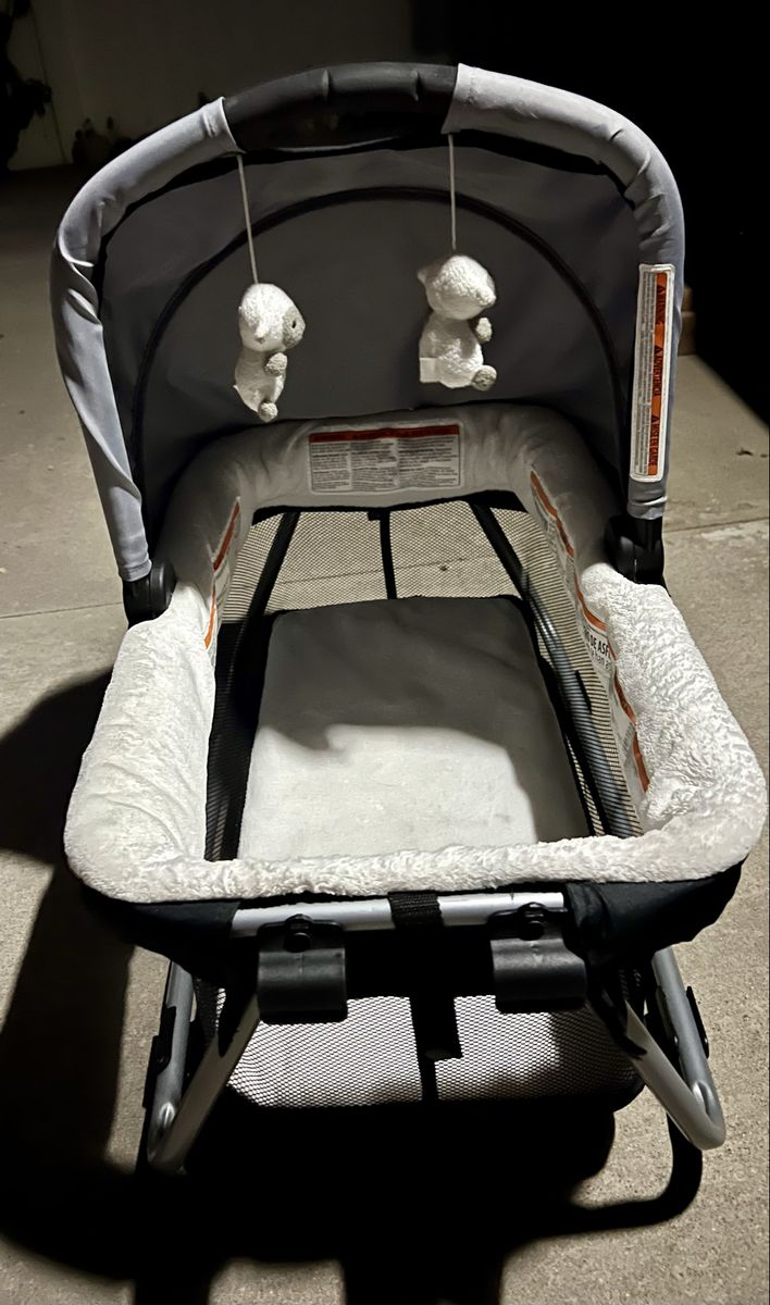 Graco Pack 'n Play Portable Playard Bassinet - Gently Used, Grey & White